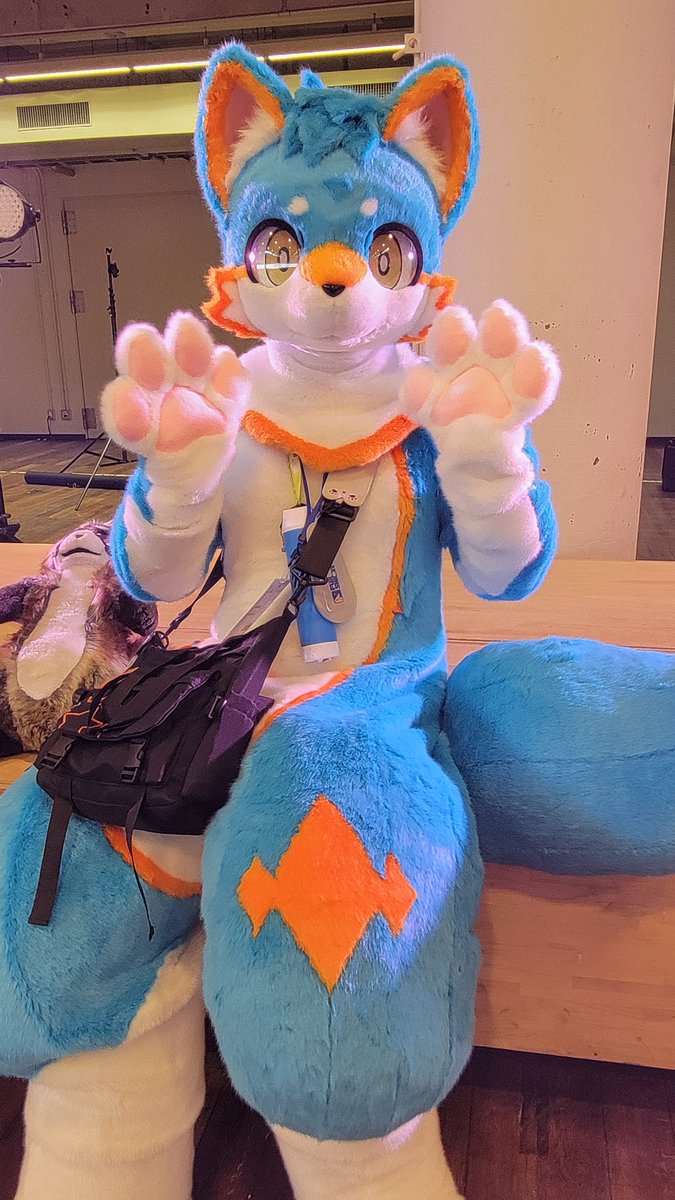 piyonko_opiyo's tweet photo. 初交流の子たち～！①
背が高くてでっかわいいクレイルくん、衣装や得物が色々で気さくなニールくん(@nirvana_negi )、小柄でかわいい雪炎くんにモヒートくん✨
ありがとうございました！☺️
#ケモすて５ https://t.co/XbavnBXChf