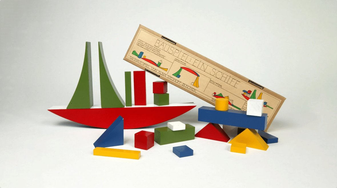 anne_0436's tweet photo. “Bauspiel: Ein Schiff", es un juguete diseñado por Alma Siedhoff-Buscher, formada en Bauhaus. Se trata de un objeto recreativo que sintetiza diseño, pedagogía y modernidad. Integrando arte, diseño y vida cotidiana con objetos útiles y accesibles.
#bauhaus #VKhUTEMAS #VANGUARDIAS https://t.co/vtIBVAMtNg