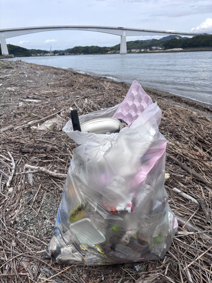 osanpogomihiroi's tweet photo. プラスチックが大量生産•大量消費され始めてから70年が経過しました。プラスチックは耐久性が強く、安価で生産されるので便利な一方、捨てられたゴミは誰かが拾わない限り放置されたままとなってしまいます。1000年後の未来に残さないために私たちが取り組まなければなりません。写真：高知市浦戸地区 https://t.co/l3lm5gugqR