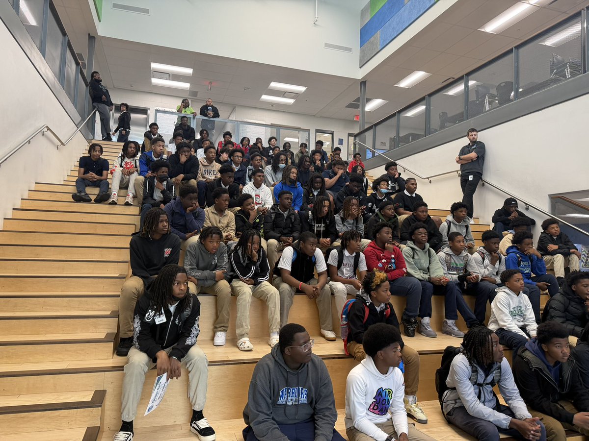 Winton_WoodsFB's tweet photo. Enjoyed talking to the future today!! And thanks to our GUYS for being there!! 🟦🟩🦾 https://t.co/j6ZnQqCAkN