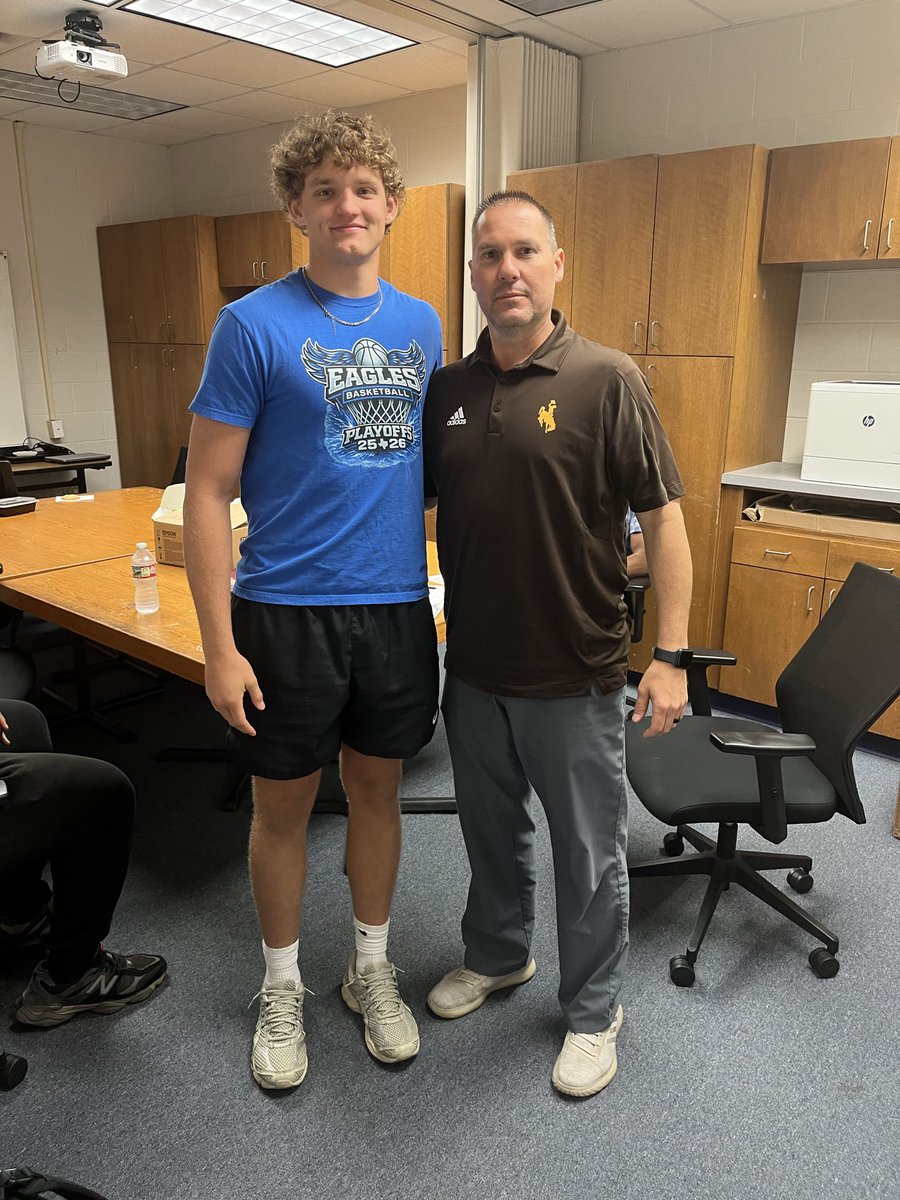 Lindale_FB's tweet photo. It was great to have @Coach_SBMoore from @wyo_football come by to check out Lindale Football today! #TPW https://t.co/qr9OxV1y71