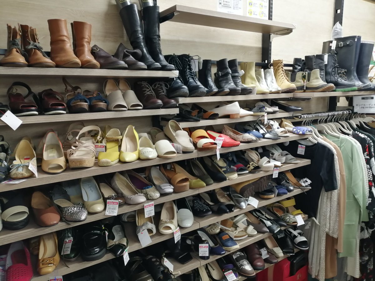 modeoff_narimas's tweet photo. 本日もモードオフ成増駅南口店は元気に営業中です！リーズナブルなスニーカーか人気のブランドのスニーカーまで多数揃えております、ぜひご覧ください♪
#モードオフ #モードオフ成増駅南口店 #古着 #リユース https://t.co/ha6GB9Hw7B