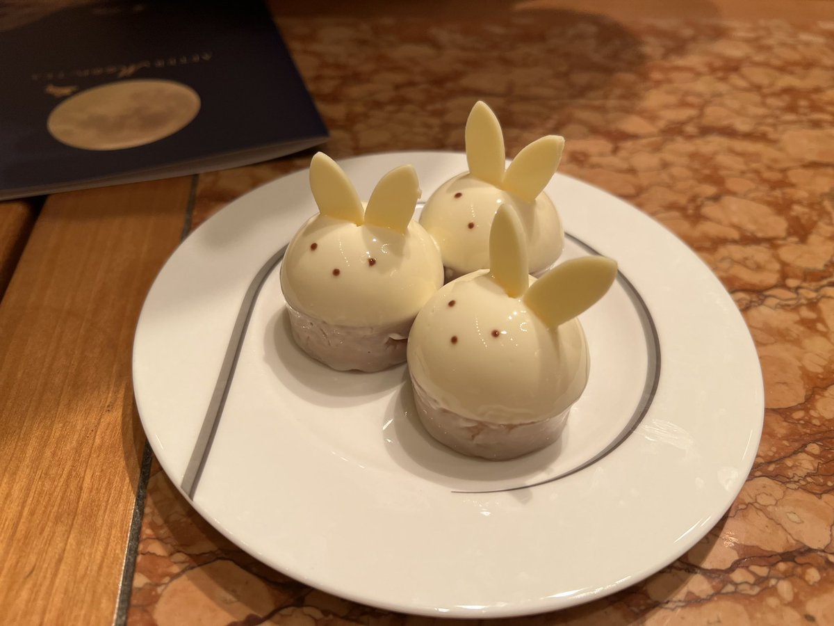 3eqed's tweet photo. ②ザ•ペニンシュラ東京

日比谷にあるラグジュアリーホテル。
都内は新興系のホテルが多いけど、ここは昔からあって格式が高い。
客層も高め。一応ドレスコードを気にして行ったほうが良い。気分も上がる👗

赤ちゃんのオムツ替えを聞いたら客室を貸してくださるという、期待を超えるおもてなし👶🏻いつか泊まりたいホテルです。

まずはアフタヌーンティーからどうぞ🫖

価格8,000円〜
