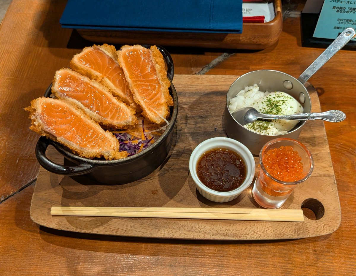 pancake_vanilla's tweet photo. Seafood bar Ermitage@代々木
とろサーモンレアカツ丼

サクサク衣に、蕩ける肉厚なサーモンが堪らないです…！
いくら＆とびっこをかけて頂く

サーモンソースも旨いし、自分で卵を崩して仕上げるタルタルソースも濃厚。
ライスの上にアボカドが敷き詰められてて、大好きな組み合わせ！ https://t.co/YqfDrSk12m