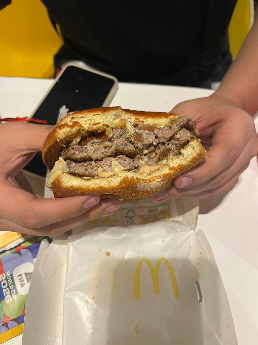 cuckmoto's tweet photo. REVIEW MC BRASIL:
Lanche seco do cacete, qm foi o infeliz q pensou "bota uma farofa ai"? Se eu acho esse cabra eu soco essa farofa q parece serragem no cu dele.
Não é ruim, mas td nesse lanche é mais ou menos e seco, os molhos não tem gosto de nd um não fede o outro nem cheira. https://t.co/Jbi6cDkIef