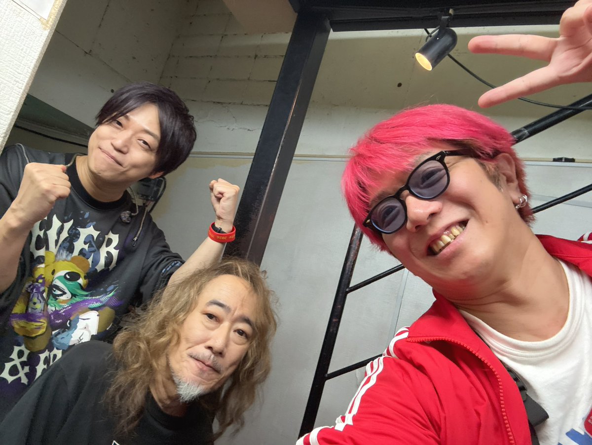 goushi504's tweet photo. ３日ぶりのPATAさんとCUTTくん！
DIEさんにも会えた！
PATAさん椅子演奏でも元気にテンション高めでお話されてて安堵。
いつもCUTTくんと熱量高めでXの話をPATAさんに質問攻めばかりしてるので「もっと生業の方にその口を使いなさい!」と頂いた！笑
柏PALOOZA今年も最高でした！
#hideTribute2026 https://t.co/U7kZmRVHR6