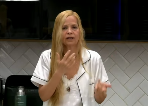 Daniela: "No me gusta que este Eduardo, la mesa es sagrada"
Grecia: "Por mas las diferencia que tengamos la comida es sagrada en la mesa que se siente alguien no se le niega a nadie" Oh Grecia domando a la mujer que escribe libros sobre autoayuda.
 #GranHermano #GeneracionDorada