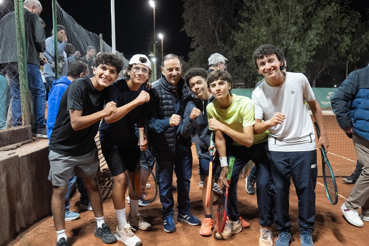 QuintelaRicardo's tweet photo. El Lawn Tennis Club ya cuenta con nueva iluminación en todo el predio.
Dejamos en funcionamiento la obra en sus 6 canchas de tenis, con la instalación de 24 reflectores deportivos LED de 300 watts que mejoran las condiciones para que las y los deportistas riojanos puedan entrenar, mejorar su rendimiento y disfrutar del deporte.
Invertimos en infraestructura deportiva para que más riojanos y riojanas puedan acceder a estos espacios y para que La Rioja continúe creciendo con más oportunidades.