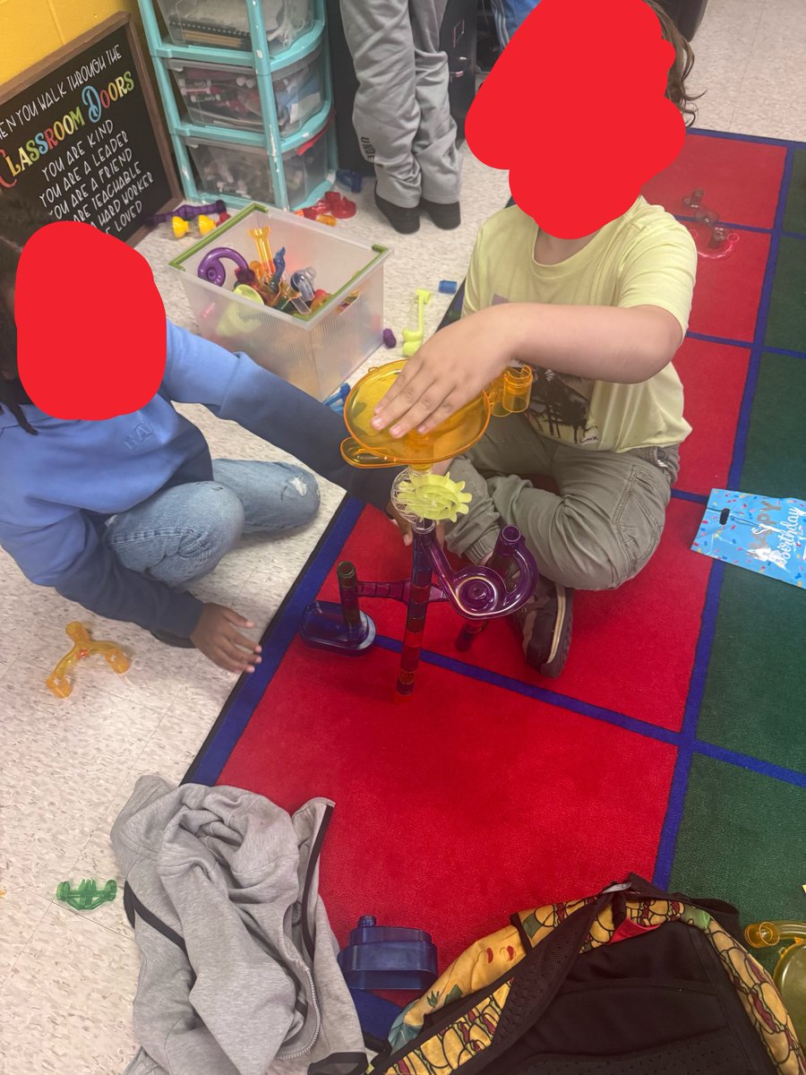 ebelionlibrary's tweet photo. M is for maker-space! #EBELionPRIDE #cpsbest https://t.co/3LnpVXx0va