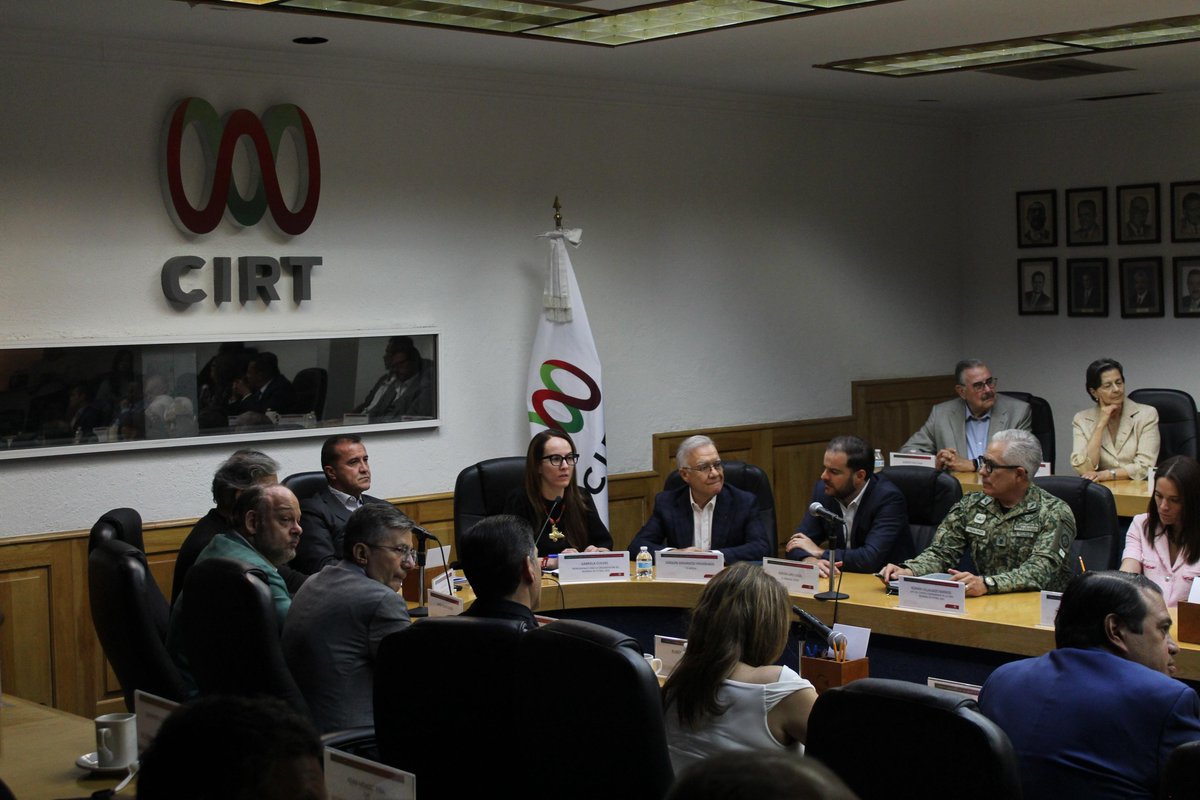 GabyCuevas's tweet photo. Qué gusto compartir con la @cirtmx la responsabilidad y el trabajo que representa para México la Copa Mundial de la FIFA 2026.

Este Mundial será una gran oportunidad para mostrarle al mundo lo mejor de nuestro país y también para acercar información útil, clara y oportuna a la gente. Por eso, la coordinación con los medios de comunicación será fundamental.

Queremos que todas y todos se sientan parte de esta celebración, porque el Mundial se vivirá dentro y fuera de los estadios, en todo México.

Gracias a la Cámara Nacional de la Industria de Radio y Televisión por abrir este espacio de diálogo y colaboración rumbo al Mundial más grande de la historia. Porque rumbo al 2026, nuestro equipo es México.