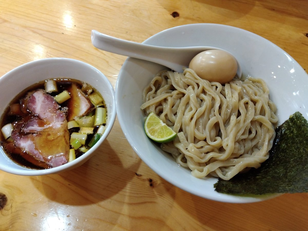chiba5's tweet photo. 昨日は落合の麺屋晴心で昆布水つけ麺食べてきた〜♪(写真は特製です。お腹空いてたから！)
めっちゃ美味しかった！　昆布水と絡めた麺そのまま食べても美味しくて、ついついツルツルツルツル…最高でした😆
もちろんつけ汁と絡めても美味しいし、汁に浮いたネギがまた旨い。最高だったよ〜 https://t.co/0jlzWfDo8h