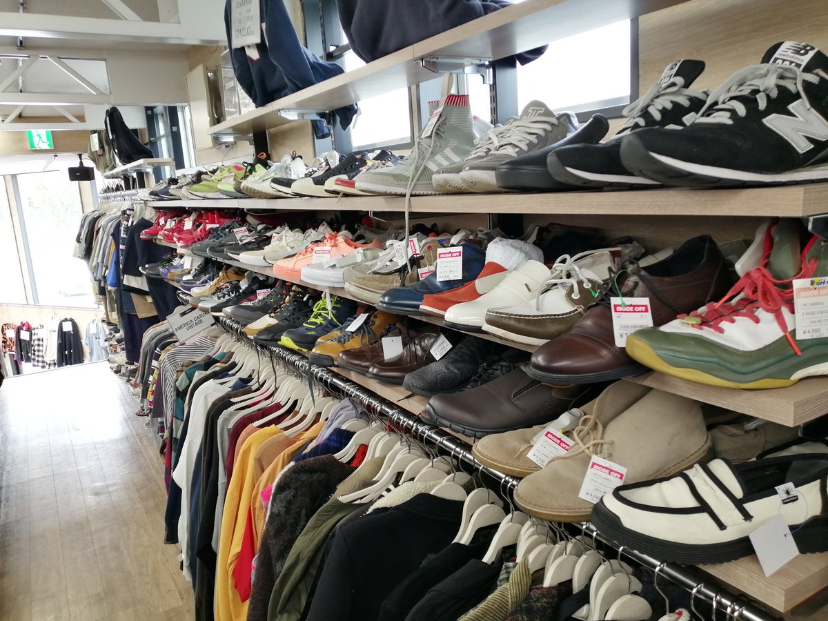 modeoff_narimas's tweet photo. 本日もモードオフ成増駅南口店は元気に営業中です！リーズナブルなスニーカーか人気のブランドのスニーカーまで多数揃えております、ぜひご覧ください♪
#モードオフ #モードオフ成増駅南口店 #古着 #リユース https://t.co/ha6GB9Hw7B