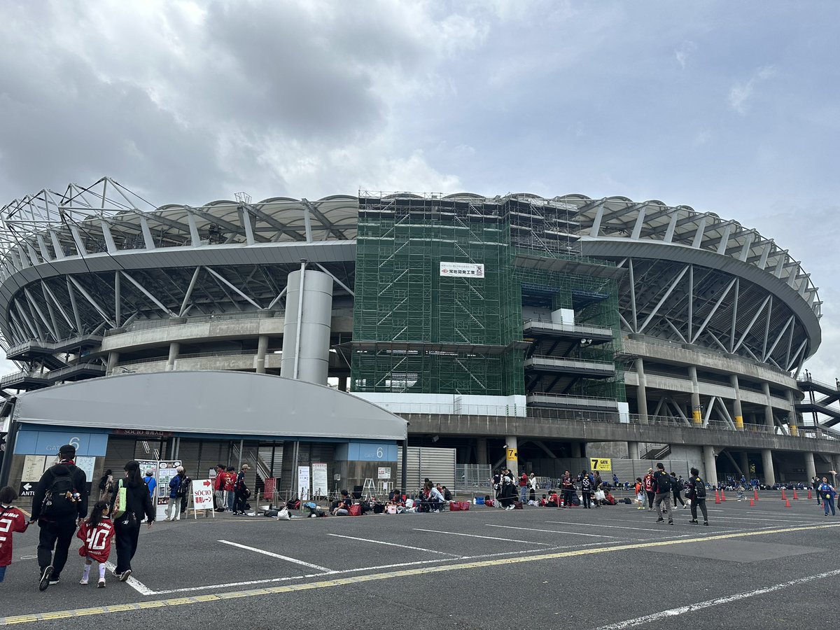 gijinzero's tweet photo. 今年初のサッカー観戦。キックオフ16:00なのにすんごい混んでる https://t.co/74uooP0uhQ