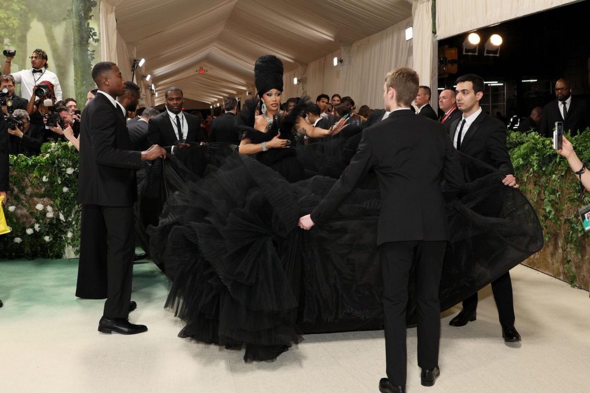MooreAnast6195's tweet image. this one feels very intentional on the carpet and people are split on it. #FYP #Style #MetGala #Viral