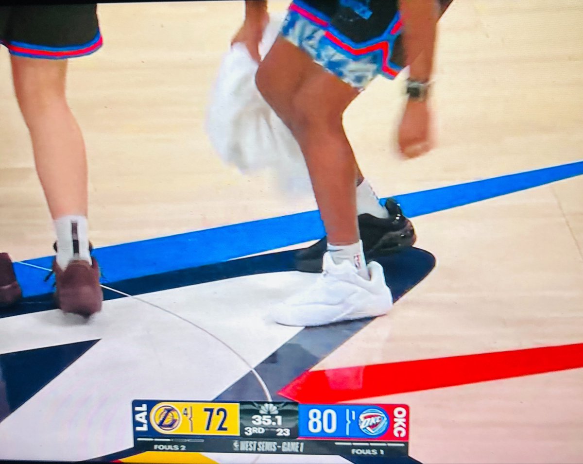 Playoffcity's tweet photo. THE TOWEL BOYS EVEN ROCK SHAI 001 😭😭🔥 https://t.co/4aGePcletC
