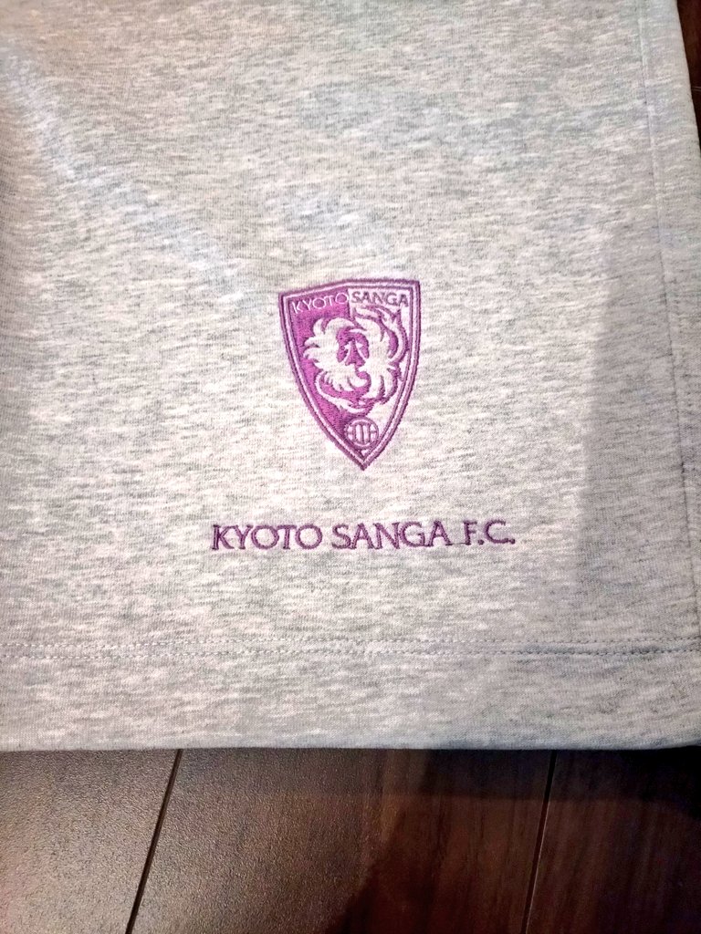 ara_pin's tweet photo. ユニクロの刺繍が出来上ったので取りに行ってきました。
ヤバい、かっこよすぎる😄
部屋着にしようと思ってましたがどうしよう。
しまむらのパンツに続き、着る紫魂を手に入れました。
#Jリーグユニクロ刺繍部
#京都サンガ https://t.co/k09QZea4LE