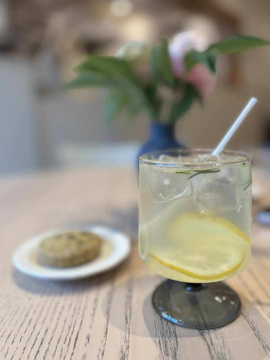mikiscafe1's tweet photo. これからの時期に大人気になる自家製はちみつレモン🍯🍋
ソーダ、お水、もちろんホットでも美味しくお召し上がりいただけますよ>  ̫ <💛

 #新宿カフェ  #新宿御苑カフェ  #カフェ活 https://t.co/JQxwu5iszM