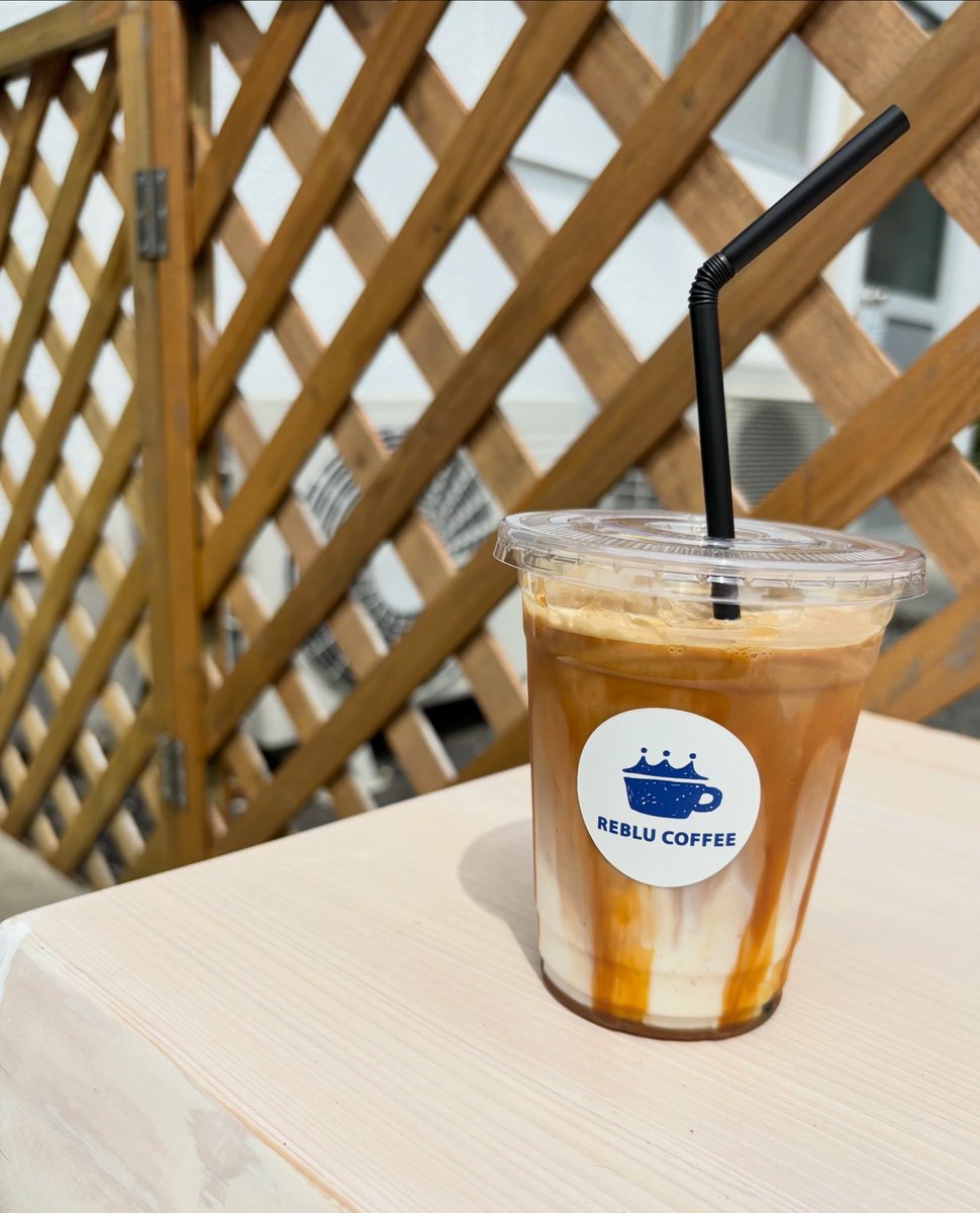 sgsk94's tweet photo. ドッグフレンドリーなカフェ 
REBLU COFFEE さん🐶☕️

オーダーしたのは「REBLUラテ」
ほどよい甘さでとっても美味しかった♡

帰り際、1歳の誕生日を迎えたミシェルに
ワンちゃん用のおやつをいただきました🙌
ありがとうございました🐾

#REBLUCOFFEE #佐賀市カフェ https://t.co/YiAZQgOiPJ