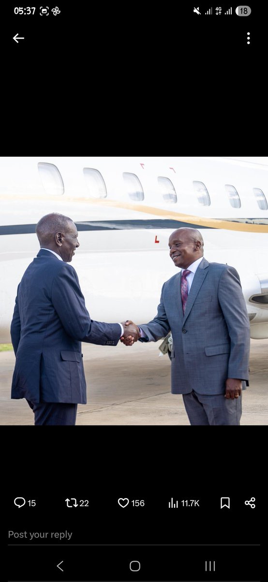 ke_jayman's tweet photo. Wakuu pia  pilot akiwa mgeni hueka sticker ya 'L' for learner ..sikua na habari kapisaaa https://t.co/xR0ljwJM9a