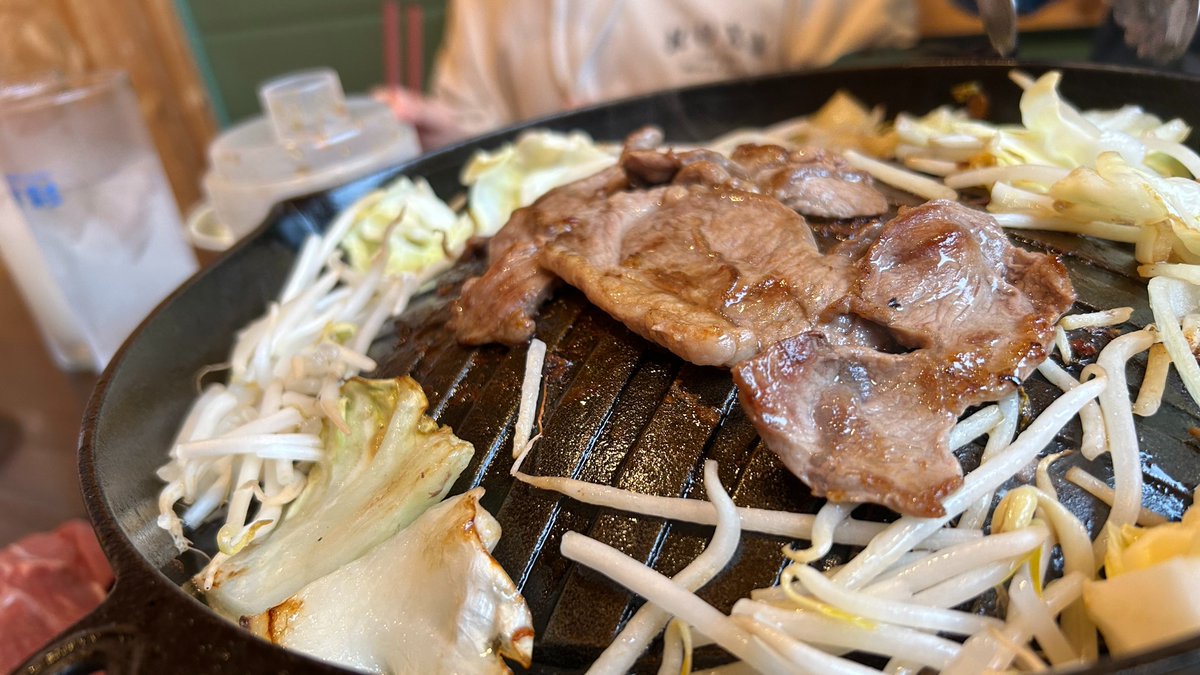 Image for the Tweet beginning: 家族と充実のGW🥳
ルスツリゾートに宿泊してきました♨️
クライミングやパークゴルフ、グルメと充実の2日間！
リゾート内でイベントを開催していた壁画アーティストと意気投合し、しっかり営業もできました👍

写真はホテル近くの私的北海道No.1ジンギスカン🐏
鍋処羊ちゃん、オススメです！
#デイトラ 
