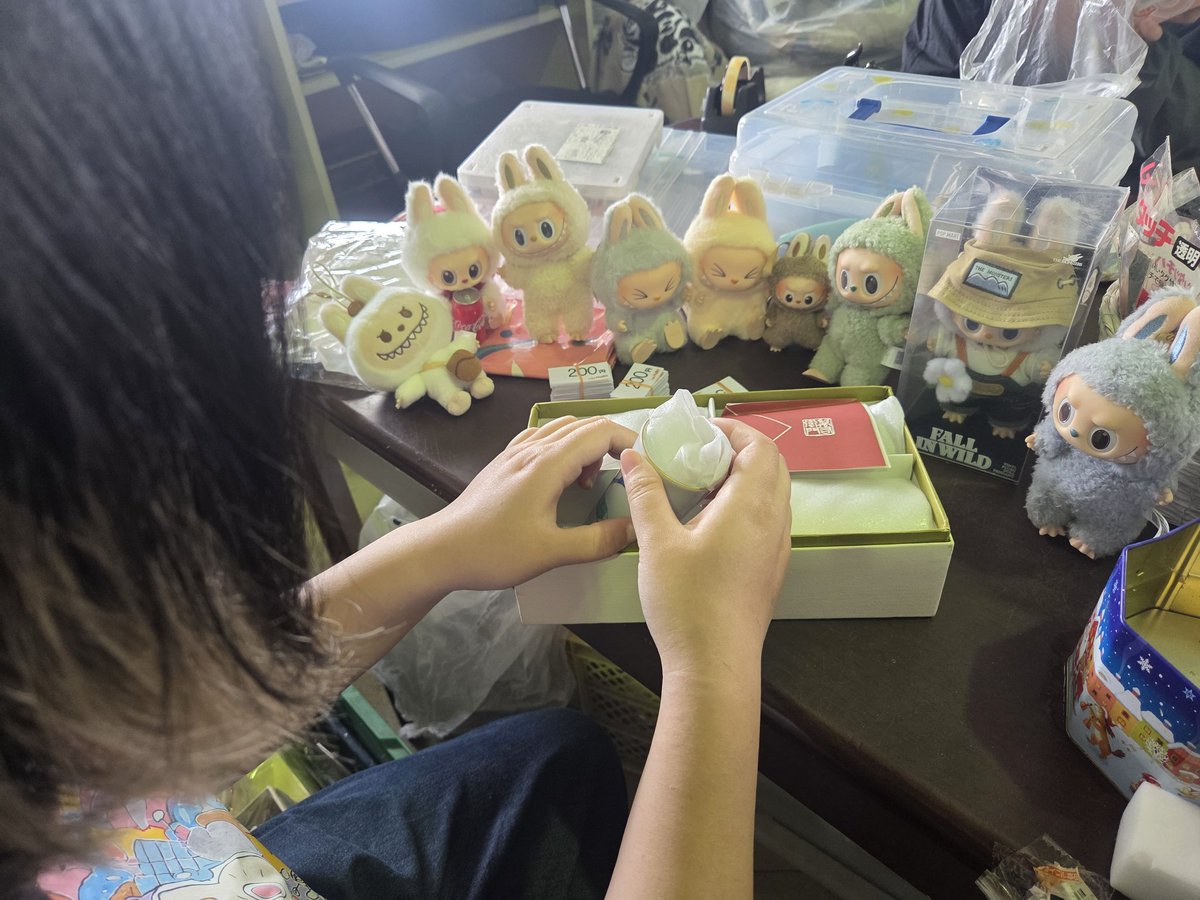 HaBit51984944's tweet photo. 本日も値付けに
大忙しっ！！

頑張れ～Sさん(^-^)/ https://t.co/rH8vPFR611