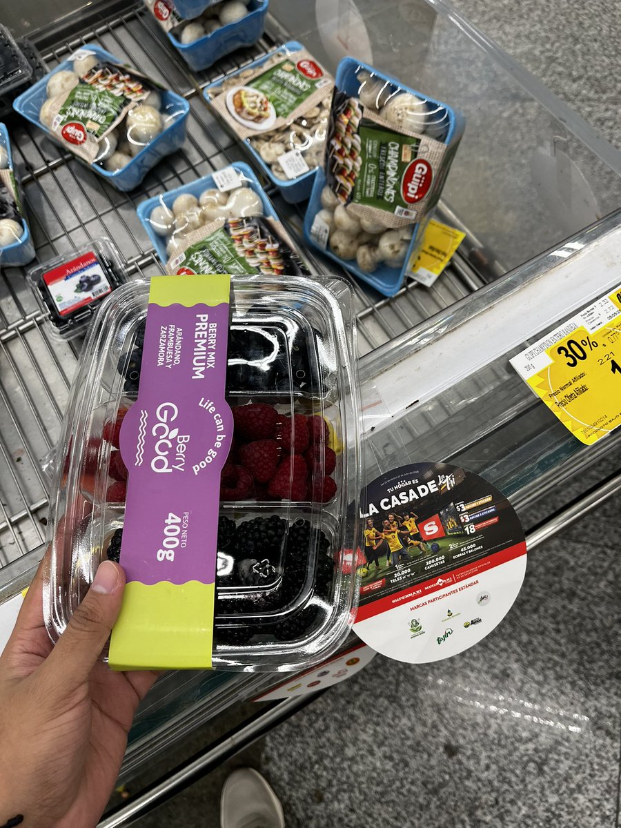 rrenydavid's tweet image. Hoy en el Supermaxi me quedé sin mi trío de frutas favoritas, por qué aparte de ser la última encontré una de las frutas con moho :( 
Tengan más cuidado con eso @SupermaxiEcu  @CorpFavoritaEc #supermaxi #megamaxi #ecuador