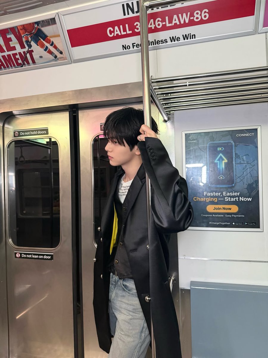 csoofbin's tweet photo. Bersandar ke tiang, soalnya kalau bersandar ke kamu ya bahumu udah ditempatin orang lain 💔 https://t.co/BwGtdLyF68
