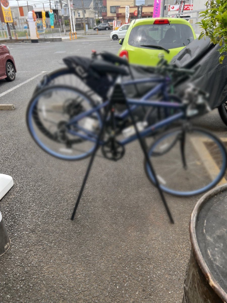 cocokurami's tweet photo. おはようございます！

サイクルラックを設置いたしました🚲
(3台停められます)

店舗側に置いてありますのでぜひご活用下さいませ。

水筒のおみずも補充できますので
ご入用の際にはお声をおかけくださいませ🚰

ご来店お待ちしております✨

 #寒川
 #カレー
 #CoCo壱番屋
 #ココイチ https://t.co/E9hX7P9mYK