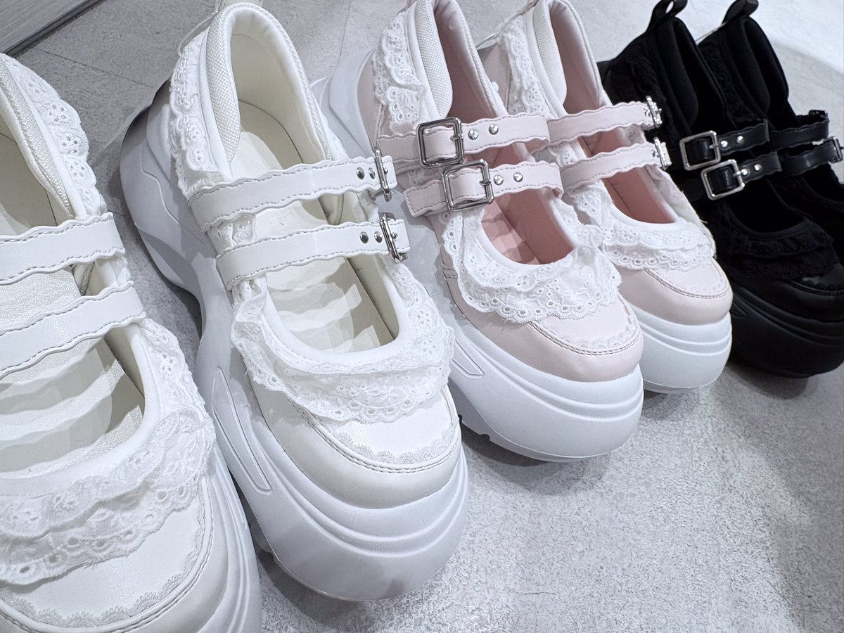 ▷新作情報 frill mary jane metal sneakers オフホワイト/ピンク