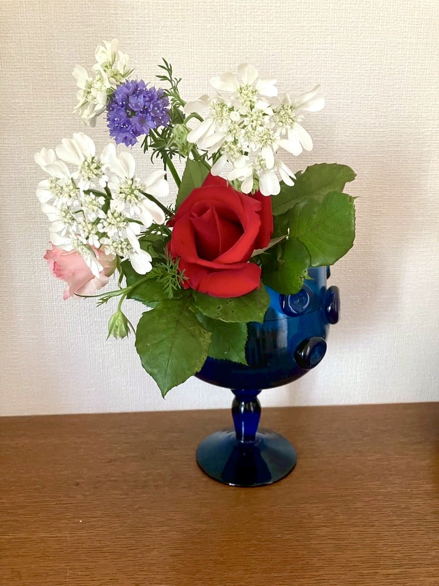 Zk7K2's tweet photo. 実家に帰ると、母が育てた花があちらこちらに飾ってある。
教会にも✨
贅沢だなぁ。お庭があるっていいな💕 https://t.co/ba41WRxQZ7
