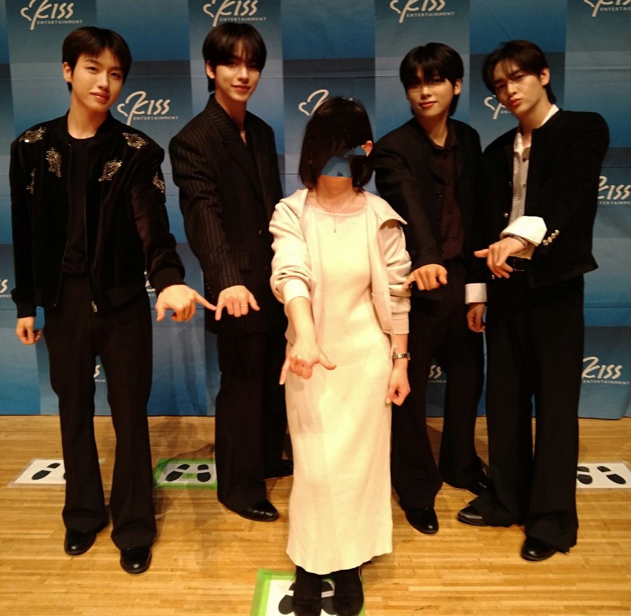 erieri_i5712's tweet photo. GW振り返り③
🌟ユニットB
リクエスト「Feelin' Good」
Feelin' Goodの最後でみんなが🤙で締めるとこ一緒にやりたくてリクエスト
穏やかなお顔の4人のビジュが良すぎ💕
ユニットAと同じお題だったらどんな感じか今さら気になってきた
#nSSign #kissent https://t.co/NoKaCxUTNs