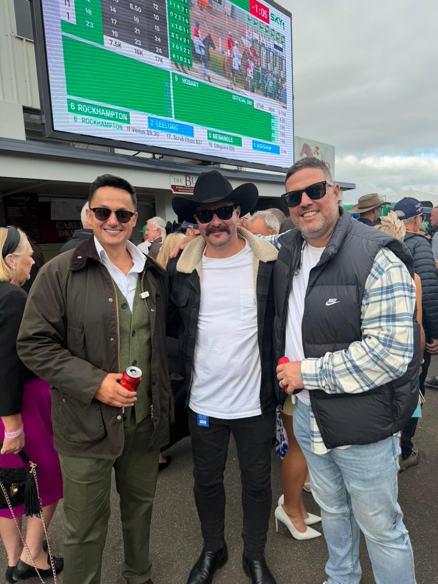 Mintbet's tweet photo. Genuine fears held for Bloggsy running into these two. Good to see Funky made it to the track day 2 this year. https://t.co/LuwoHxG2rk