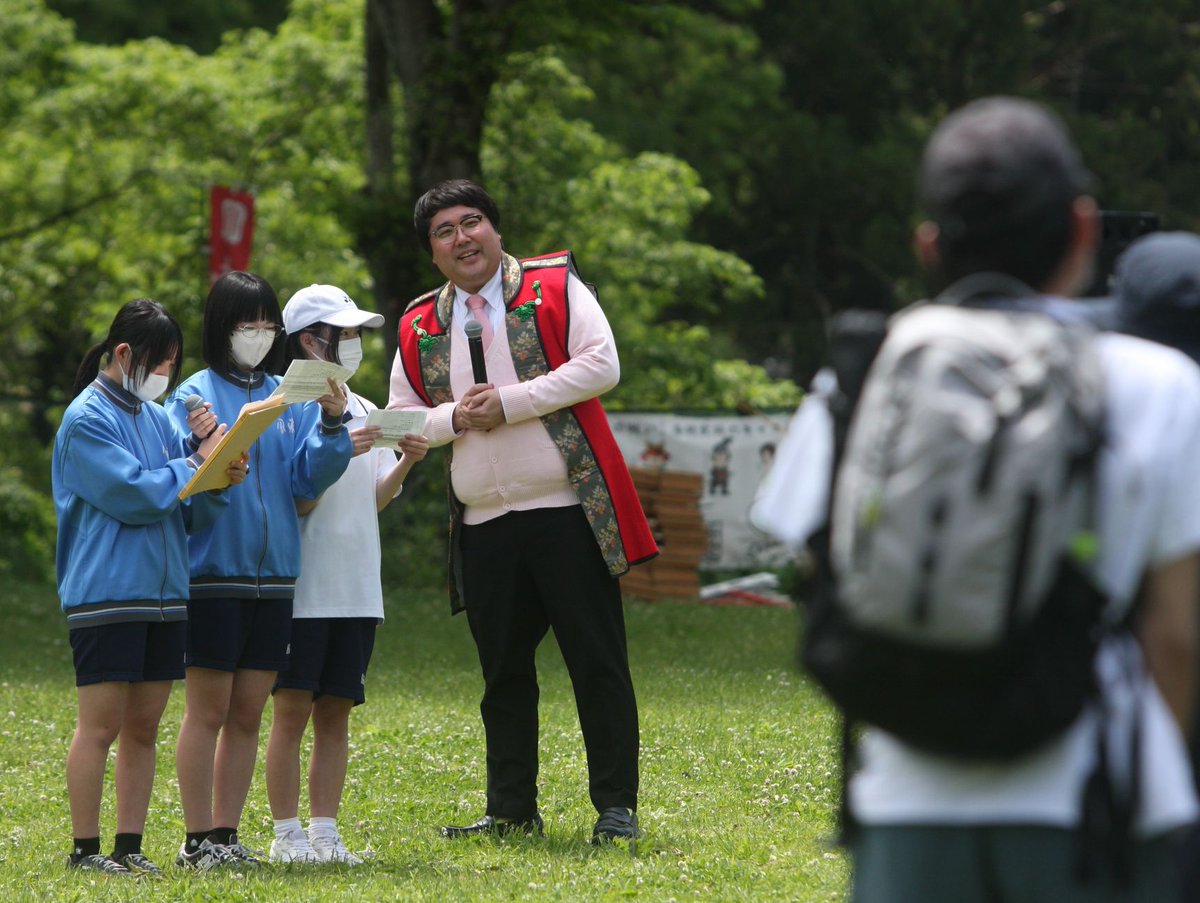 Higasiaichinews's tweet photo. 【 #新城市 】マヂラブ村上さんも参戦！第61回長篠合戦のぼりまつり　大書披露や火縄銃演武

第61回「長篠合戦のぼりまつり」が5日、新城市長篠で開かれました。恒例の合戦行列や火縄銃演武、初企画の地元の書家によるパフォーマンスがありました。

🔻続きは
https://t.co/OAf7FCiEro

#東愛知新聞 https://t.co/KorBGQflf7