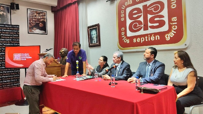comunicatedigit's tweet photo. Establece ASPEC, CONAPE y la Escuela de Periodismo «Carlos Septién» alianza para mejoras del gremio periodístico de Puebla https://t.co/jczAzN8FPM @ASPEC_AC @COPEM_P @ricarje @marcofierro14 @rgloyola @vparedes11 https://t.co/On4keDSh3x