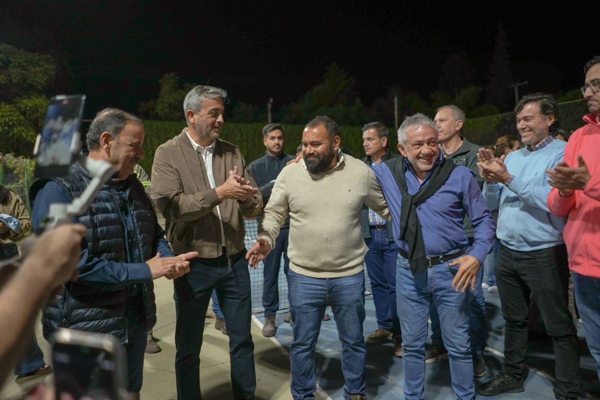 Hoy ILUMINAMOS 6 canchas del LAWN TENNIS CLUB, un espacio de deporte, formación y crecimiento COLECTIVO en nuestra ciudad.

Trabajamos en EQUIPO con la provincia y EDELAR para concretar las necesidades de todos los alumnos y profesores que día a día se forman acá.

👇🏻