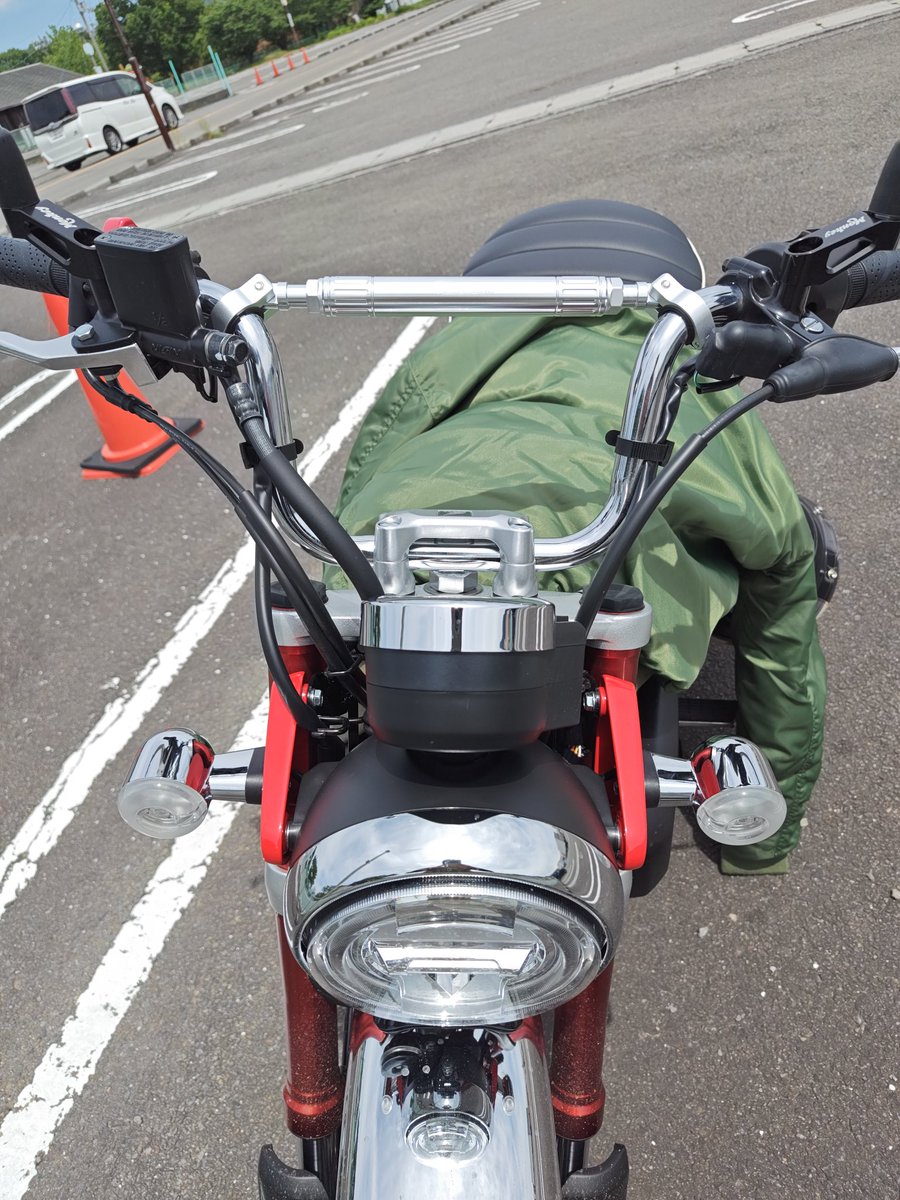 ktaro_o's tweet photo. 今日はモンキーにハンドルブレースを装着。

作業中ワッシャーが転がり落ちて行方不明に．．．ホムセンで購入しなんとか取付できました😌

ハンドルの振動が少しでも和らいで欲しい〜 https://t.co/WxJlxl3k25