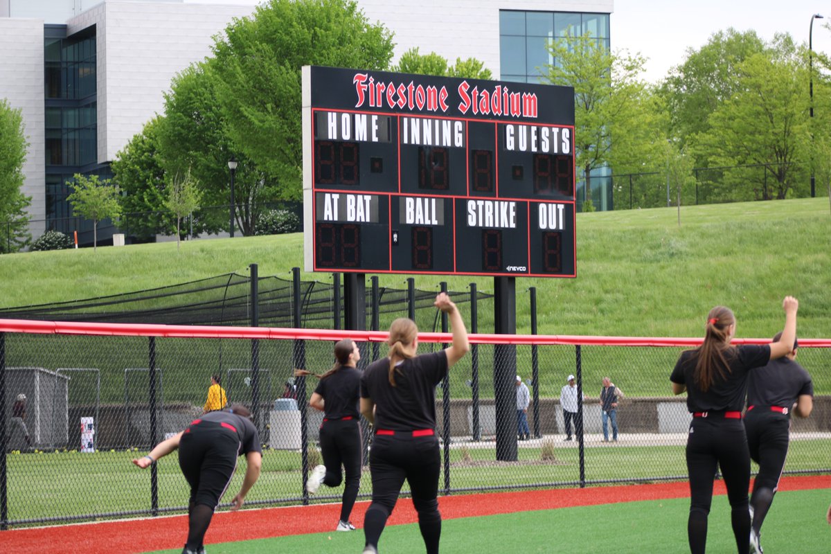 NIUSoftball's tweet photo. The Huskies are locked in and ready for action 

#GoHuskies https://t.co/VJ86BDCWmV