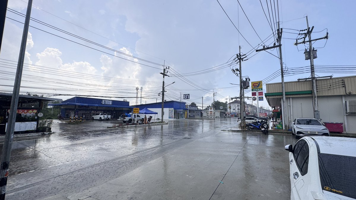 DolphinTatc's tweet photo. บ้านฉางมีอะไรดี  มีฝนตกดีเลย 🤭🤭🤭🤭  #บ้านฉาง https://t.co/WOV0CRdt20