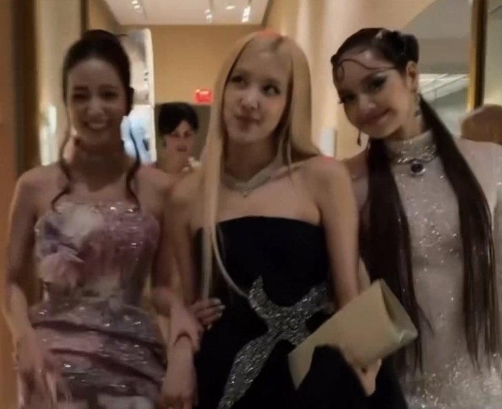 girllll relax nobody gonna take that blondie from u guys 😭