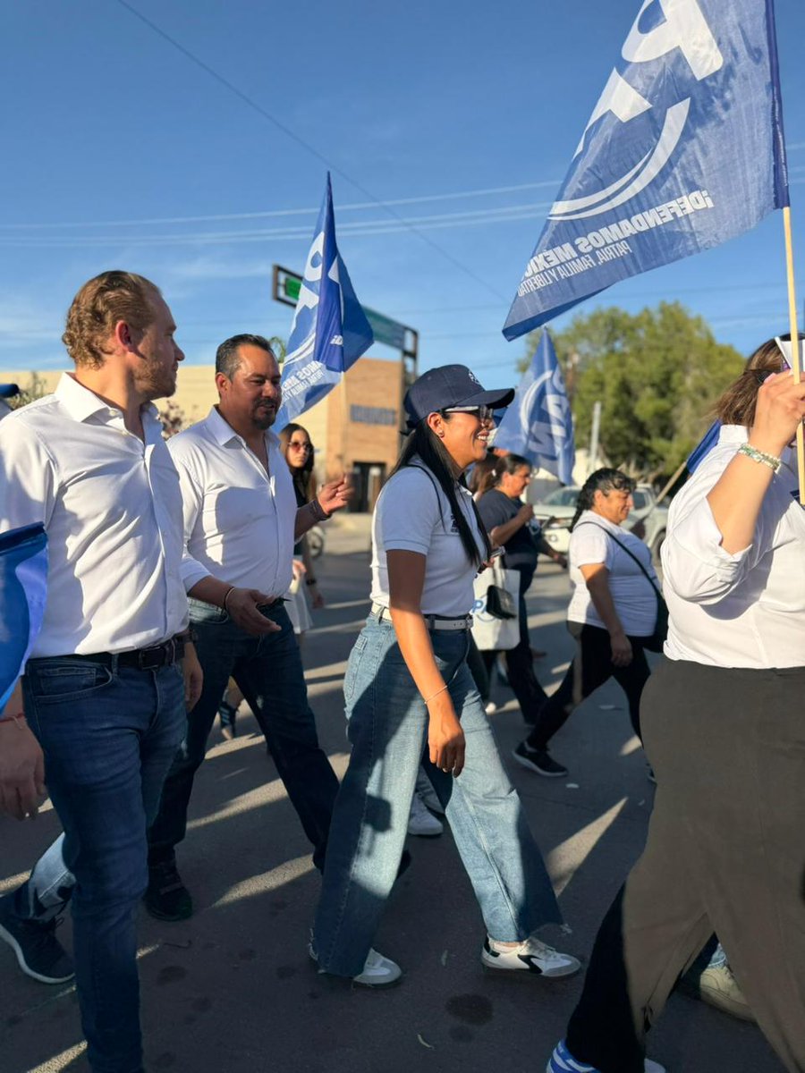 VeroRdzSLP's tweet photo. ¡Es tiempo de la ciudadanía! 🇲🇽 En unidad con nuestro Presidente @JorgeRoHe hoy caminamos por las calles de Coahuila con un mensaje claro: #AhoraTeTocaATí 

Abrimos el partido al 100% para que las y los mexicanos de a pie tomen las riendas. No queremos espectadores, queremos ciudadanos liderando el cambio en su colonia y su estado. ¡@AccionNacional es hoy tu herramienta para defender a México! 🇲🇽💪🏼