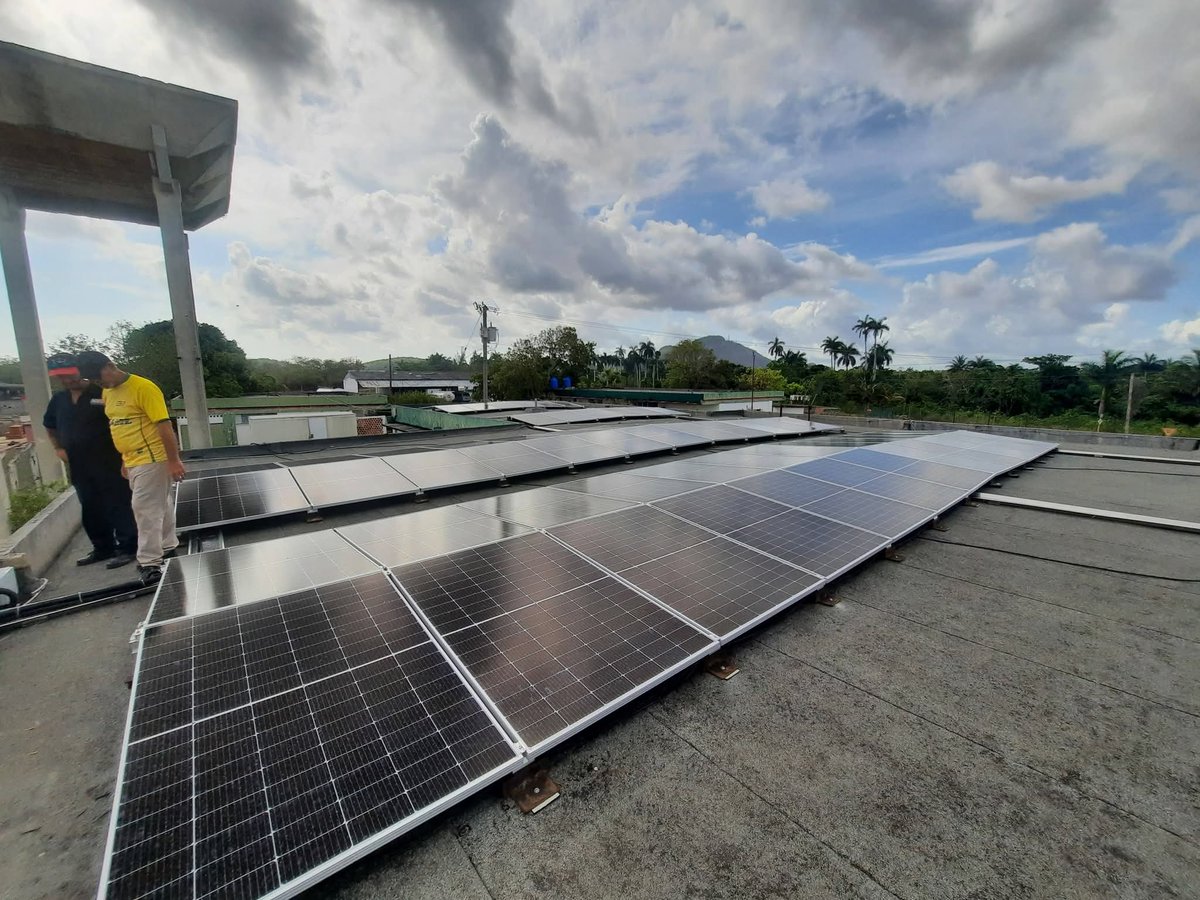Cubapetroleo1's tweet photo. ¡Ya es un hecho! El montaje del primer módulo de 96 paneles solares en la Comercializadora de Isla de la Juventud fue concluido, gracias al empeño y disciplina de las fuerzas de la @empetcupet. El cambio de matriz energética es una urgencia de hoy y en #CUPET apostamos por ello. https://t.co/ASGGHR9C8g