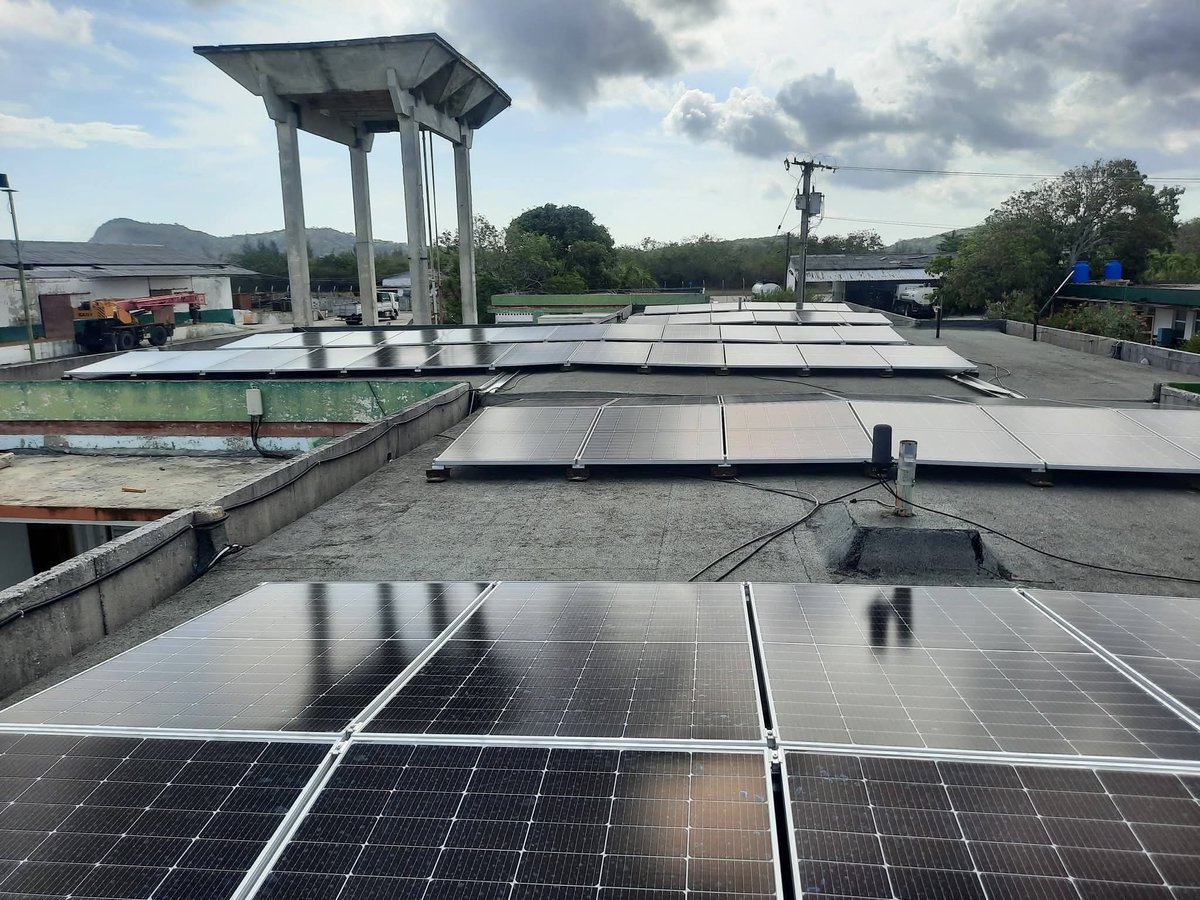 Cubapetroleo1's tweet photo. ¡Ya es un hecho! El montaje del primer módulo de 96 paneles solares en la Comercializadora de Isla de la Juventud fue concluido, gracias al empeño y disciplina de las fuerzas de la @empetcupet. El cambio de matriz energética es una urgencia de hoy y en #CUPET apostamos por ello. https://t.co/ASGGHR9C8g