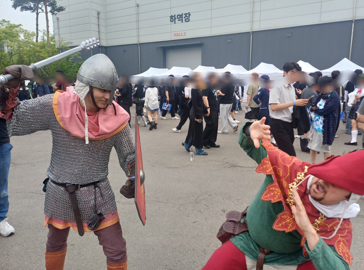 SquarySquare's tweet photo. 5수코때 본 좋은거 당사자께 허락받아서 올립니다.

이탈리아 귀족(코스) 아저씨
튜닉이너무이쁘고이쁜데후드도엄청이쁘고저노란장식이자수같은게아니라물감같은거더라구요그리고깃털꽃인모자도너무이쁘고탐스럽고그래서계속시선이가더리구요아아나도저런옷한번밪고싶다저거백합목걸이도참이쁘던데아아 https://t.co/SDhPeNI3KO