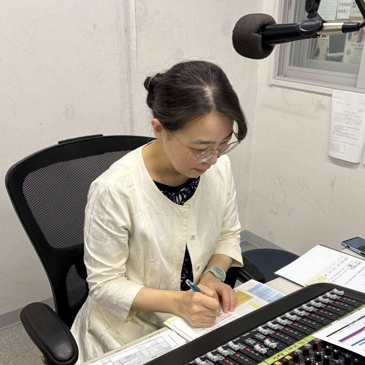 お昼の生放送 #KARAFUL
水曜は宗真弓さん！
テーマは「連休中に食べたもの、見たもの」
GW最終日ですねー！
思い出話を聞かせてください❤️
本日の1枚は放送前にメモ書きしてる様子⭐️
↓いつでもどこでもFMからつ↓
jcbasimul.com/fmkaratsu
#FMからつ