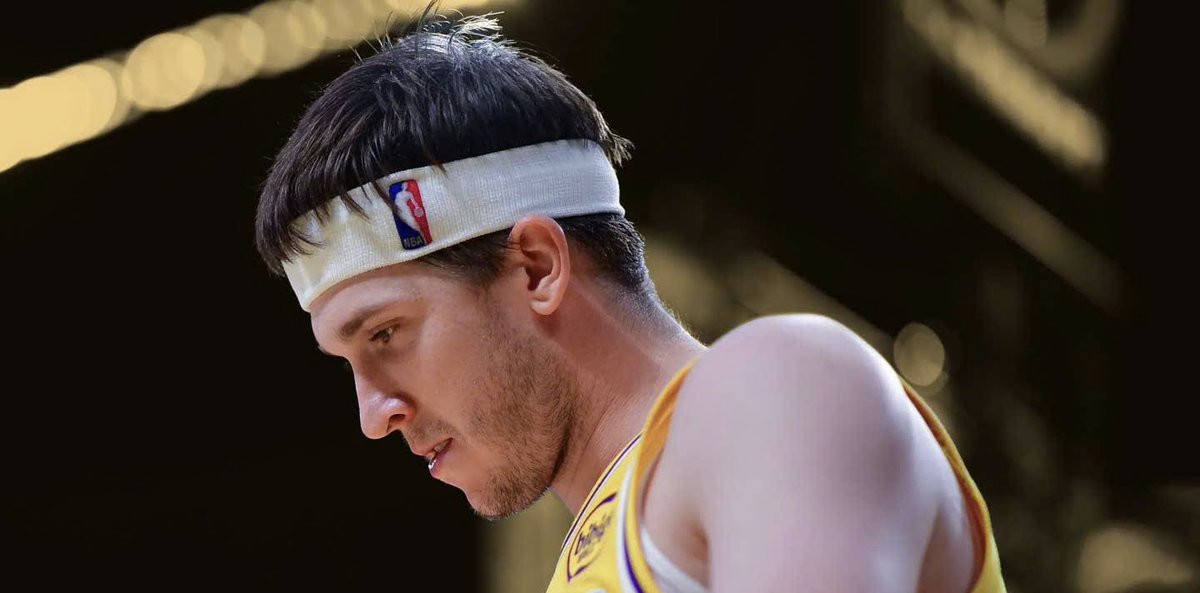 Novig's tweet photo. Austin Reaves tonight:

3/16 fg 0/5 from 3

Are you giving him 40 million🤔 https://t.co/sqNWONITRx