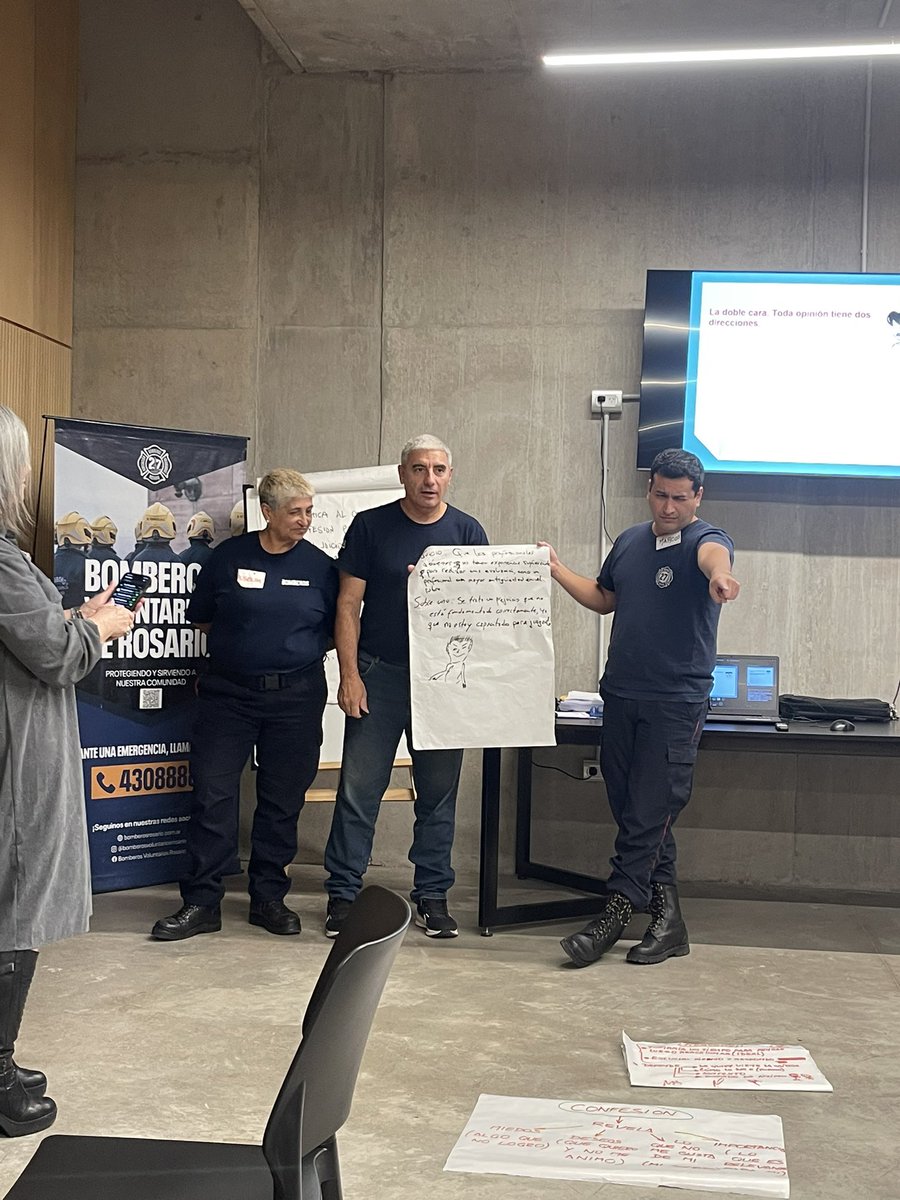 BombVolRosario's tweet photo. #Hoy mandos medios de nuestra Institución continuaron con la capacitación sobre Liderazgo y Coaching en el #MemorialSalta2141. La misma estuvo a cargo de la Coach Profesional Martu Repupilli.
#NuestraComunidad
#NuestroCompromiso
#GestionRRHH
#BomberosRosario
#NosNecesitamos https://t.co/zC6KHpoQ27