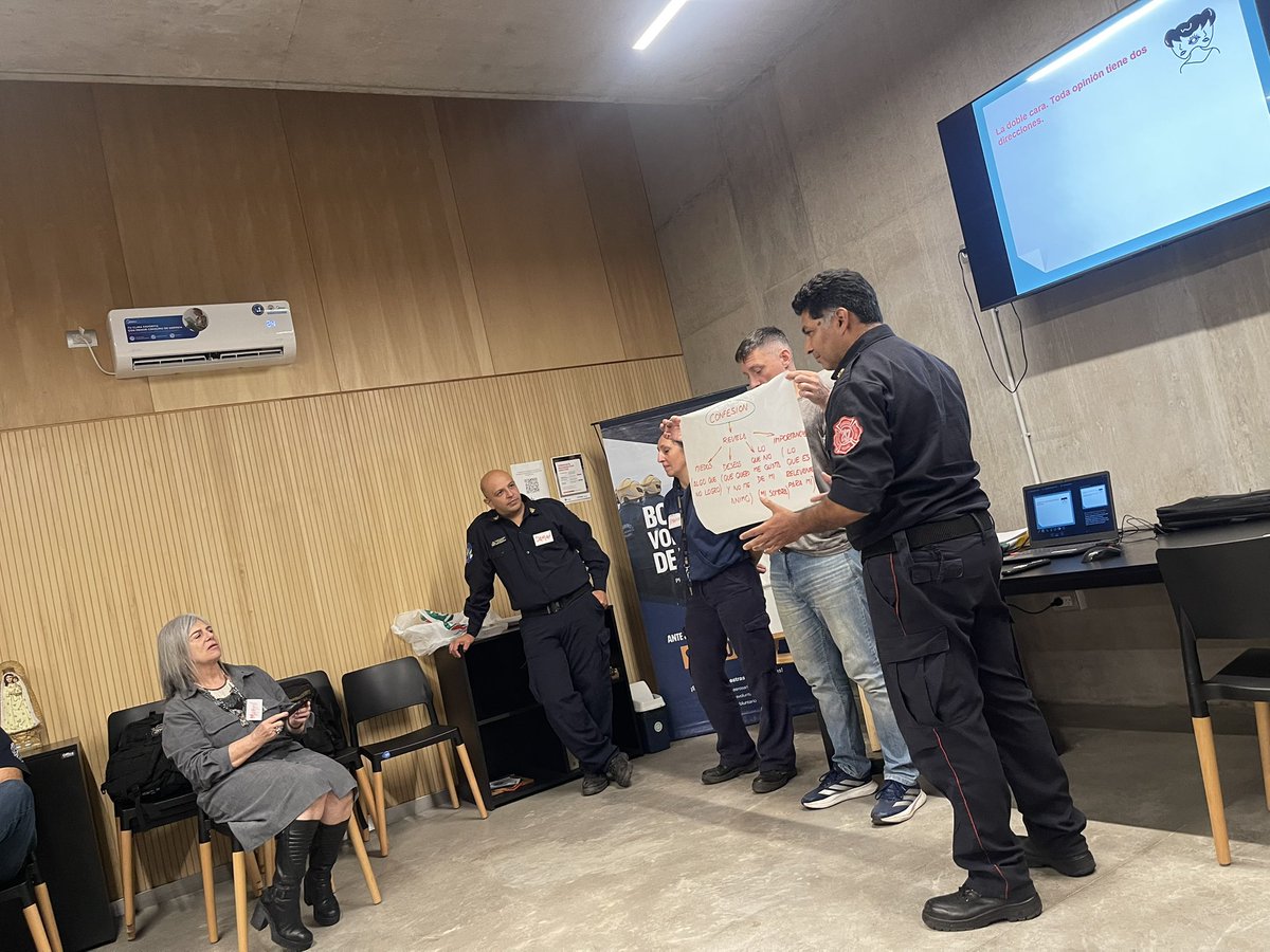 BombVolRosario's tweet photo. #Hoy mandos medios de nuestra Institución continuaron con la capacitación sobre Liderazgo y Coaching en el #MemorialSalta2141. La misma estuvo a cargo de la Coach Profesional Martu Repupilli.
#NuestraComunidad
#NuestroCompromiso
#GestionRRHH
#BomberosRosario
#NosNecesitamos https://t.co/zC6KHpoQ27