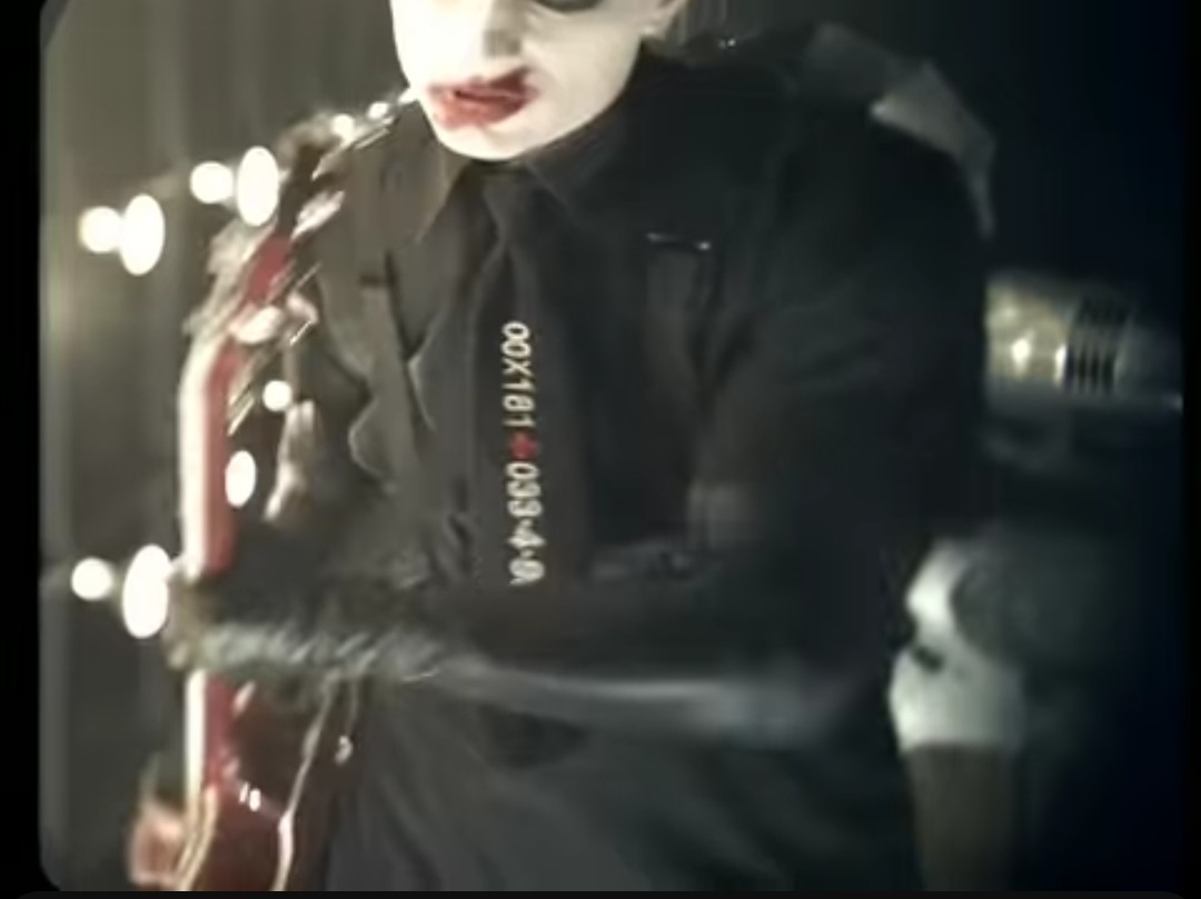 chibiimo1229's tweet photo. Tim Skold wore the Kyo x Batsu collaboration tie in the mOBSCENE music video☆
He also wore it occasionally during his solo "SKOLD" live performances☆
#timskold
#marilynmanson
#direngrey
#Batsu
#marilynmansonjapanArchive https://t.co/gntaN5uTjO