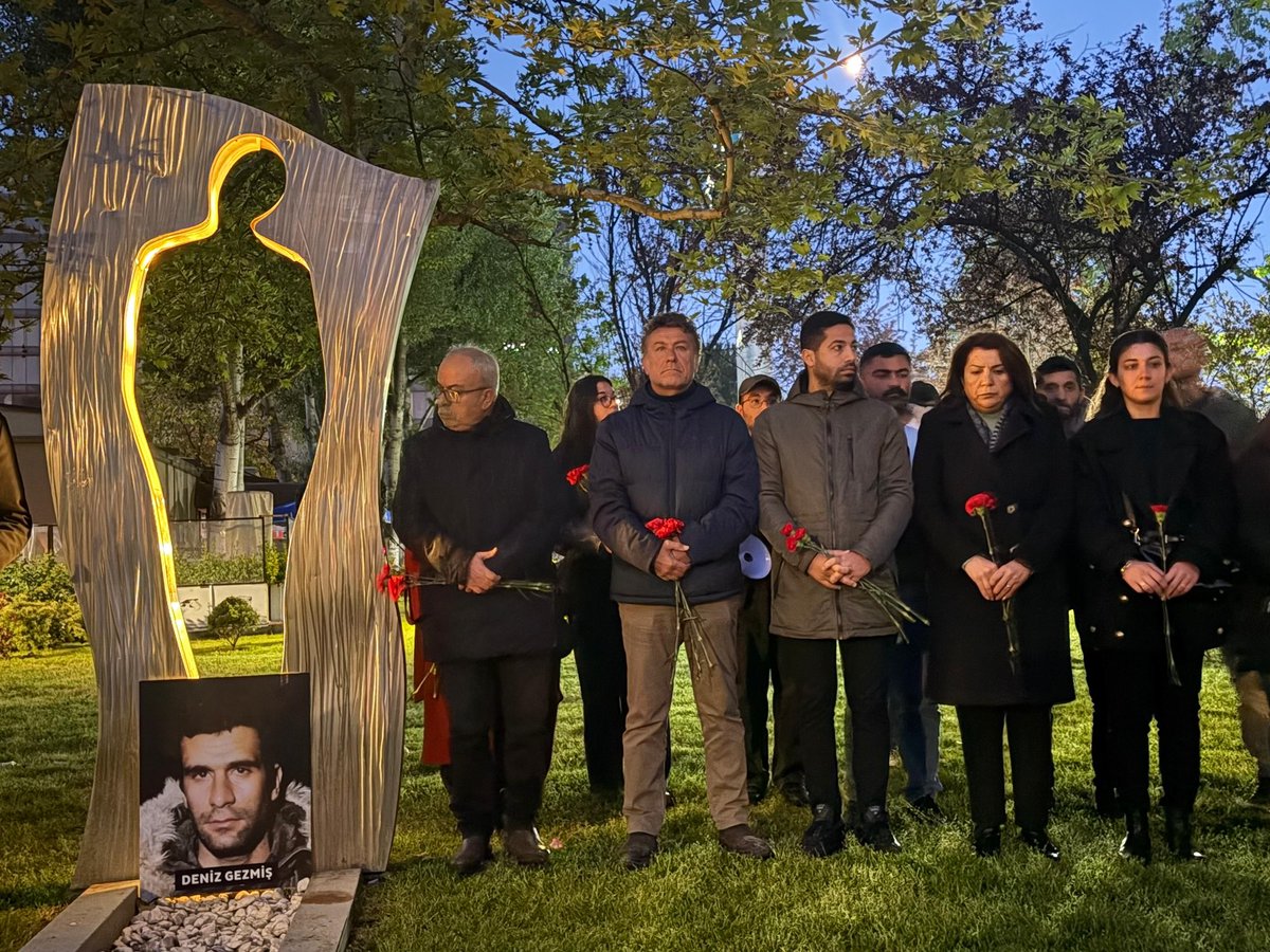 orhansaribalchp's tweet photo. “Ölenler dövüşerek öldüler, güneşe gömüldüler…”
Onlar; eşit, özgür ve tam bağımsız bir Türkiye için yürüdüler.
Boyun eğmediler, teslim olmadılar. 
Emperyalizme ve onun yerli işbirlikçilerine karşı bağımsızlık, eşitlik ve adalet için direnen üç fidanı; Deniz Gezmiş, Yusuf Aslan ve Hüseyin İnan’ı sabah 05.30’da 3 Fidan Parkı’nda Şafak Nöbeti’nde andık.
Bugün de adalet, eşitlik ve bağımsızlık mücadelesi bıraktıkları yerden sürüyor.
Deniz Gezmiş’i, Yusuf Aslan’ı ve Hüseyin İnan’ı saygıyla anıyorum.
Yaşasın tam bağımsız Türkiye!
#6Mayıs1972