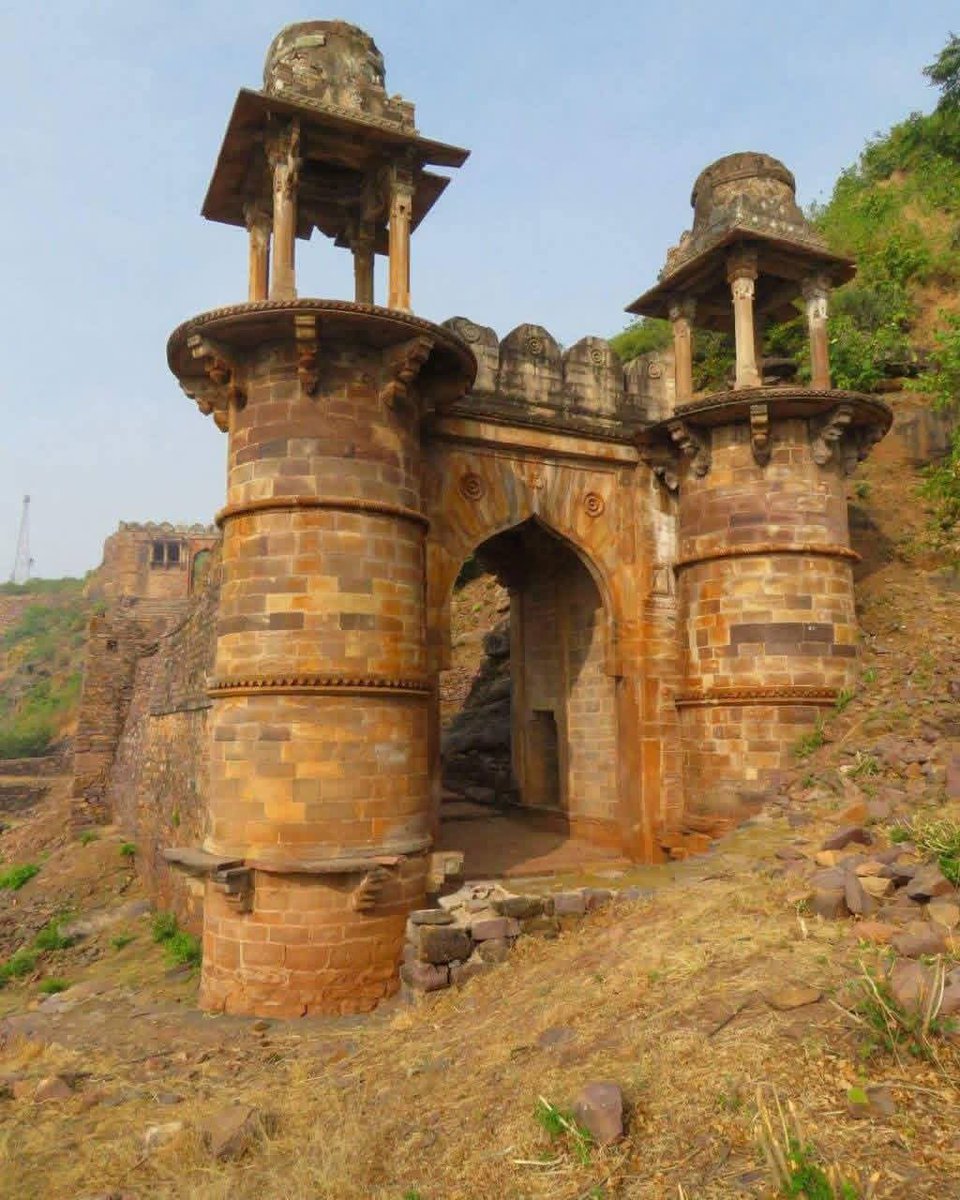 drswapna4satna's tweet photo. वीरांगनाओं को नमन!

आज ही के दिन 06 मई 1532 को नारीशक्ति की प्रतीक रानी दुर्गावती सहित 700 राजपूत वीरांगनाओं ने अपने मान, सम्मान और गौरव की रक्षा के लिए रायसेन किले में जौहर किया था।

सम्मान की रक्षा के लिए अपने प्राणों को बलिदान करने वाली समस्त वीरांगनाओं को "जौहर दिवस" पर कोटि-कोटि नमन। 
#RaisenJauhar